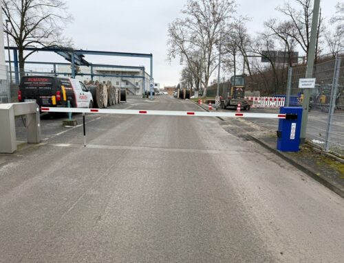 Rumatek Schranke in Sonderfarbe für Betriebsgelände eines Energieversorgers in Frankfurt.