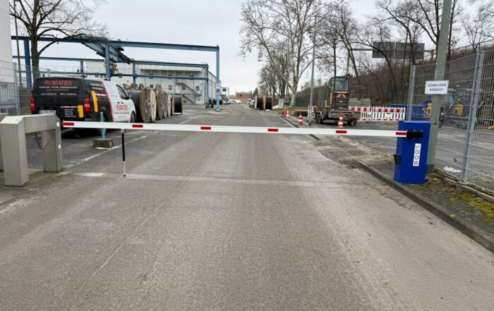 Automatische Schrankenanlage in Sonderfarbe für Betriebszufahrt