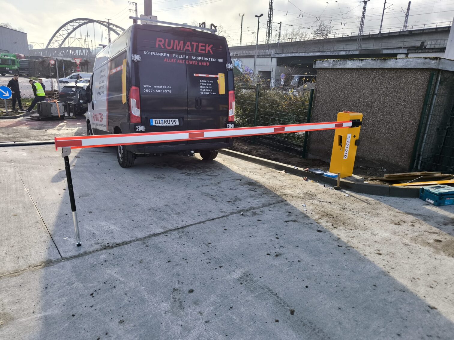 8 Rumatek Transporter vor einer Schranke von Rumatek