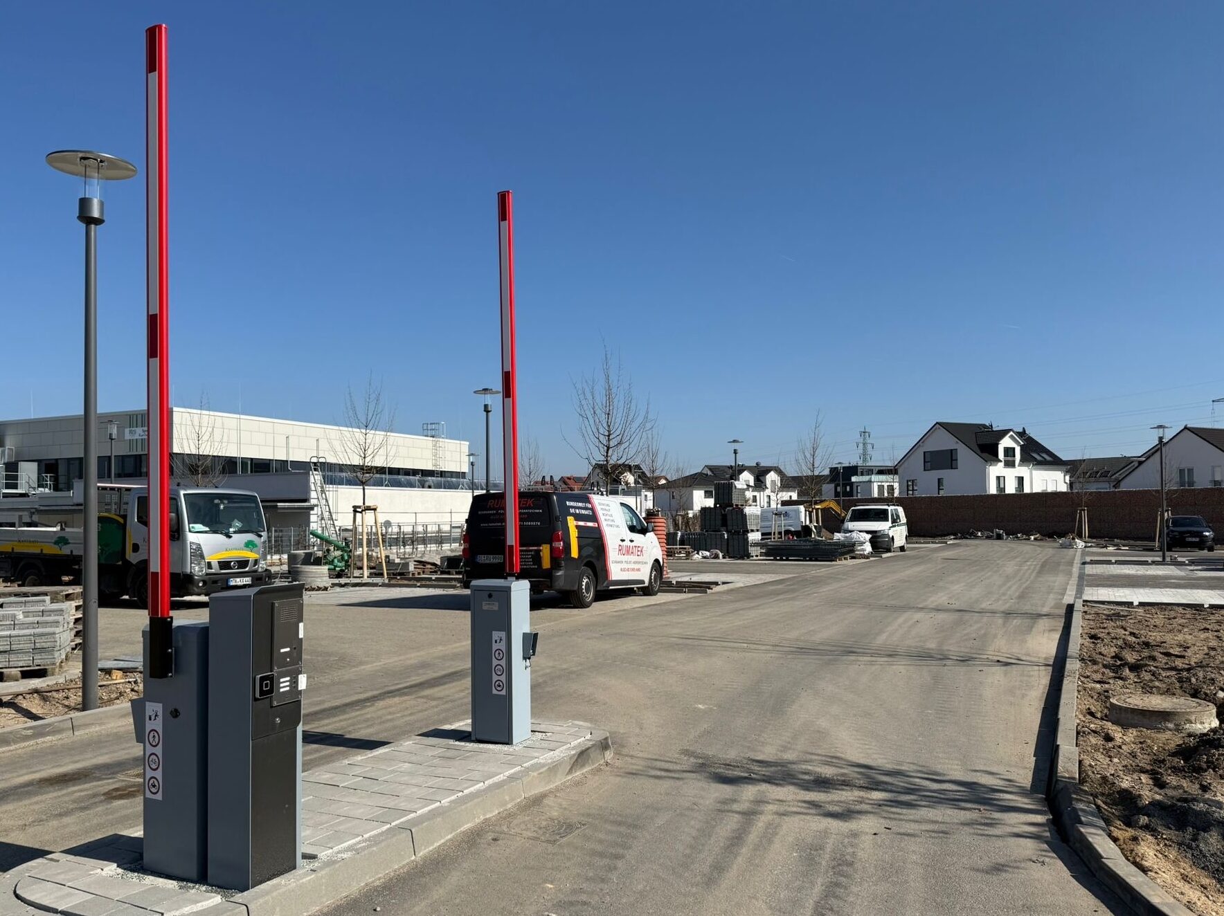 Elektrische Schranke in Sonderfarbe in Kelsterbach