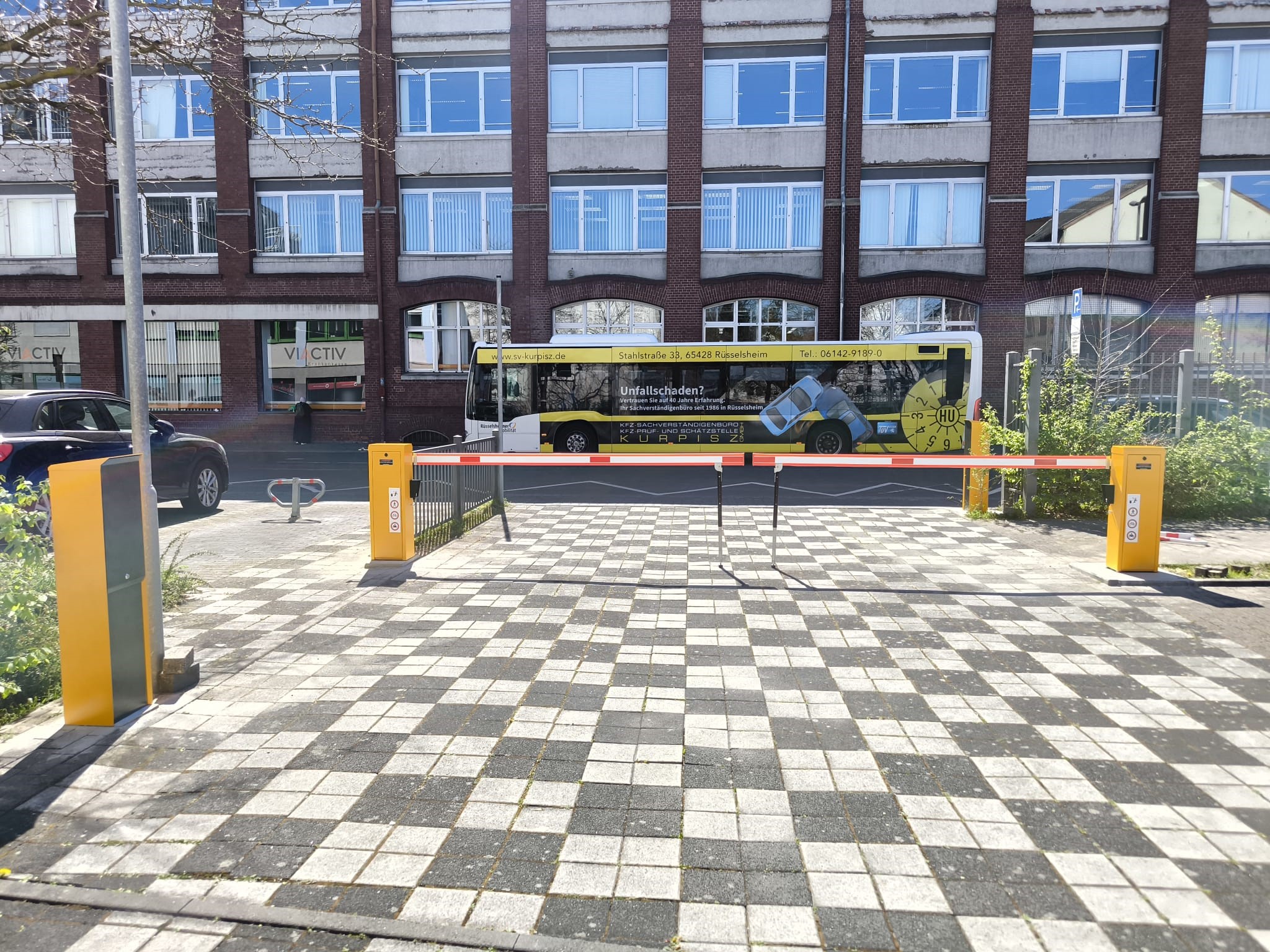 Doppelte Schranke vor belebter Einkaufsstraße