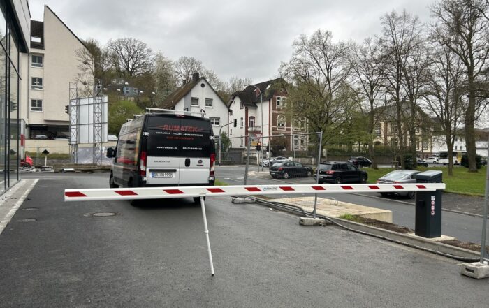 Schranke vor einem Kleintransporter