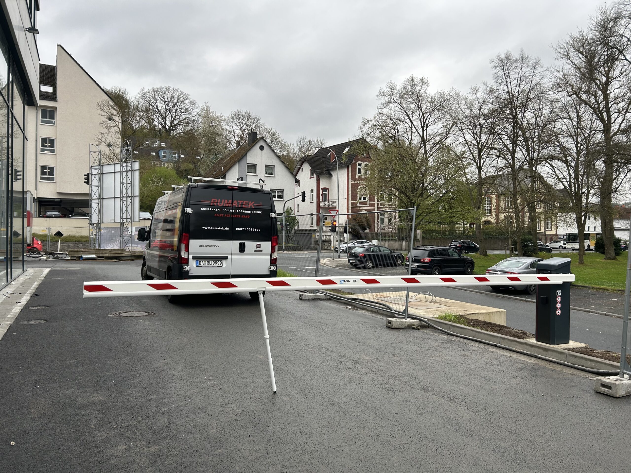 Schranke vor einem Kleintransporter