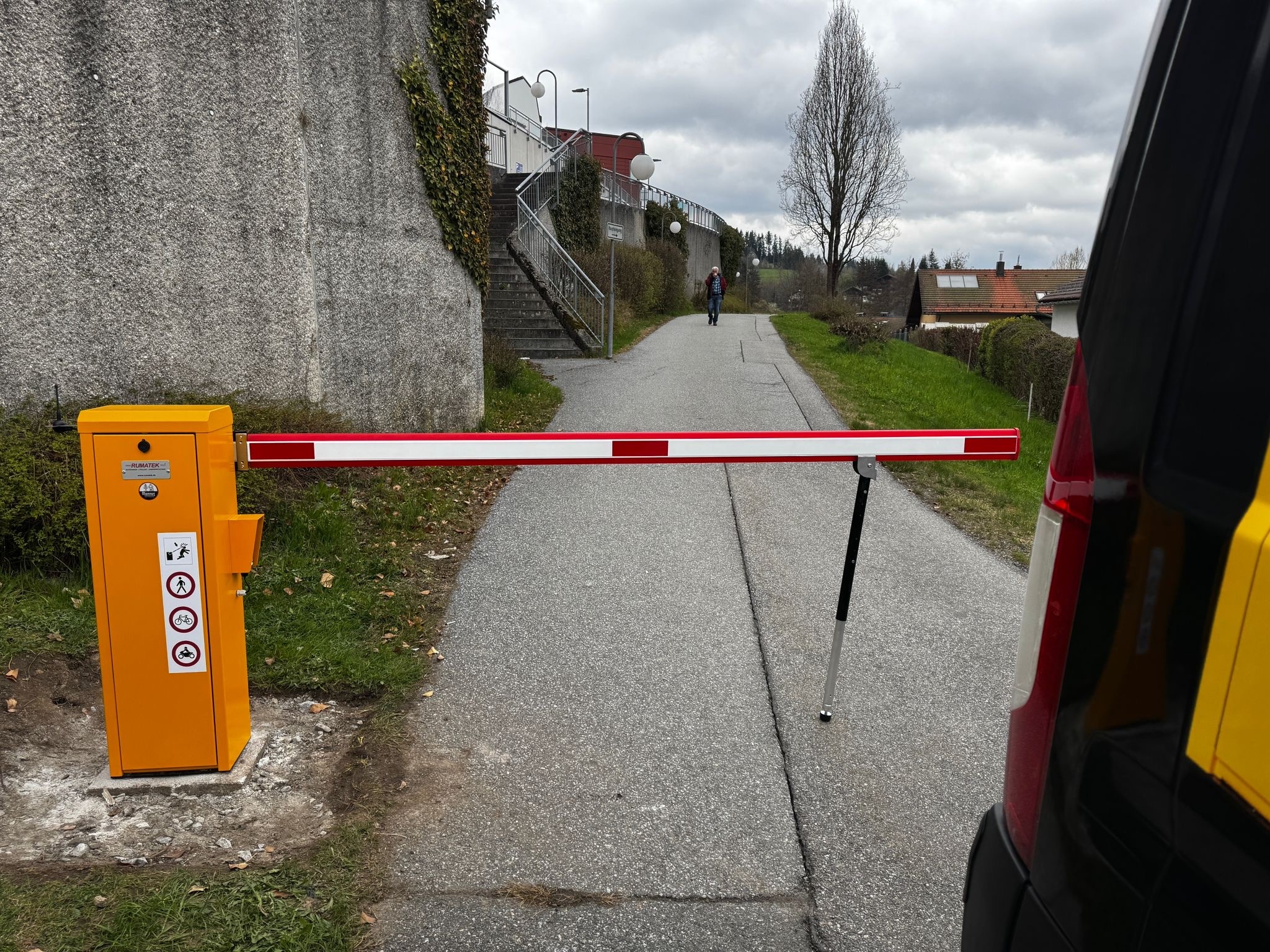 RUMATEK Schranke vor einem asphaltierten Weg