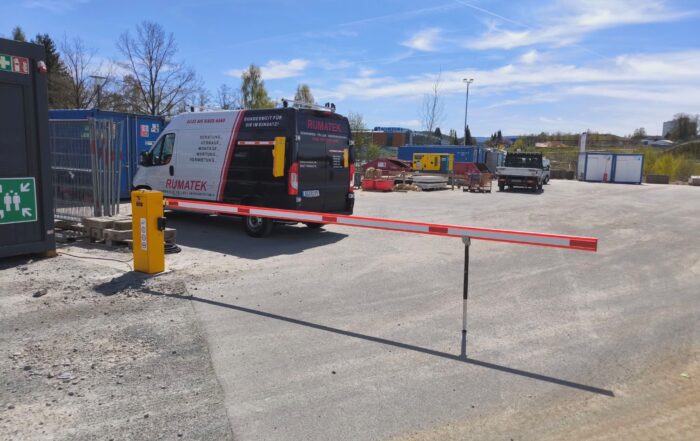 Schranke vor einem Kleintransporter