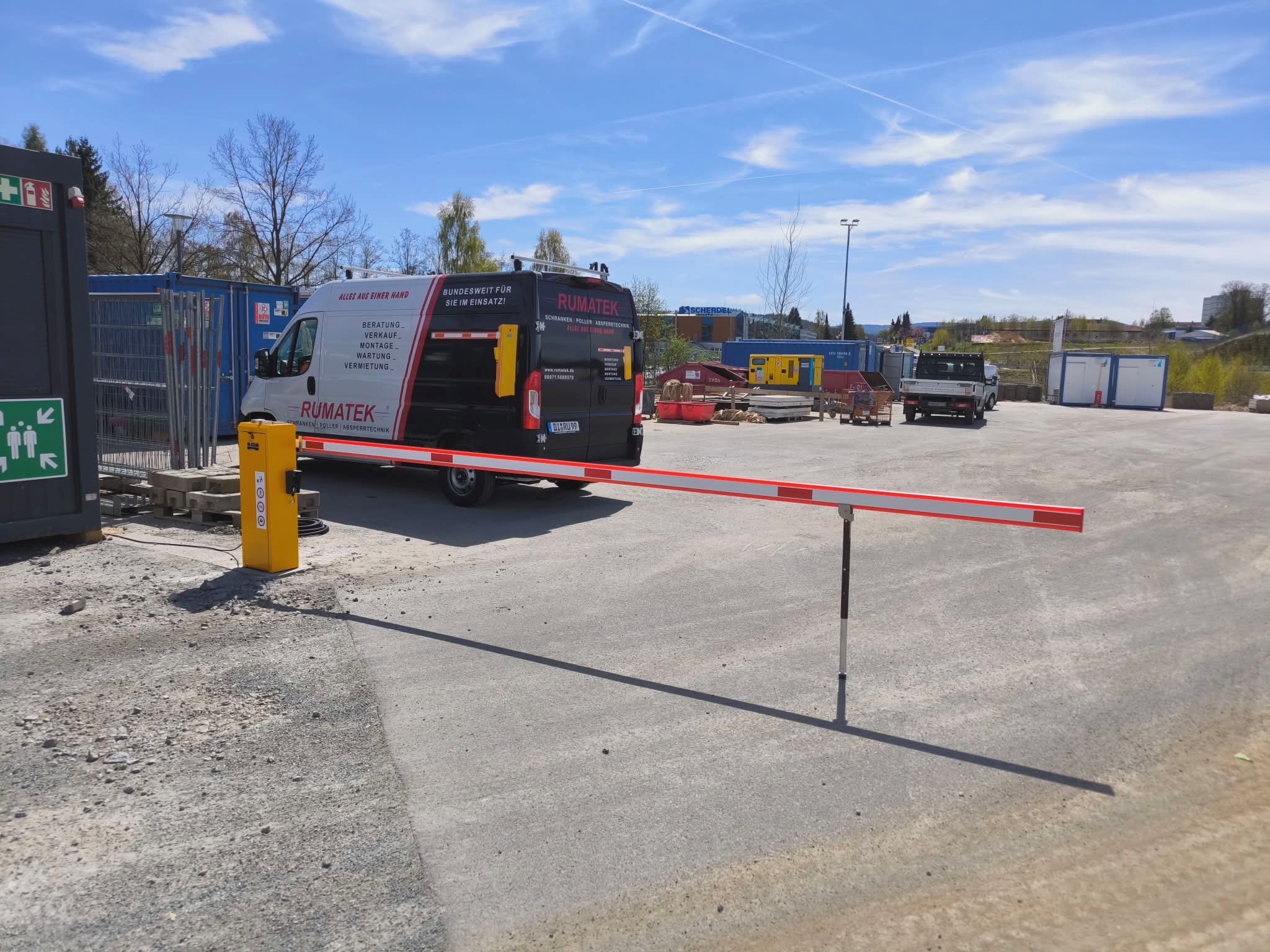 Schranke vor einem Kleintransporter