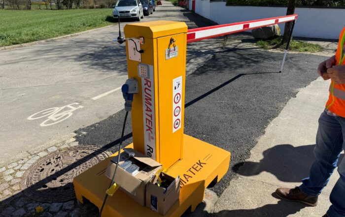 Mobile Schranke an einer Straße