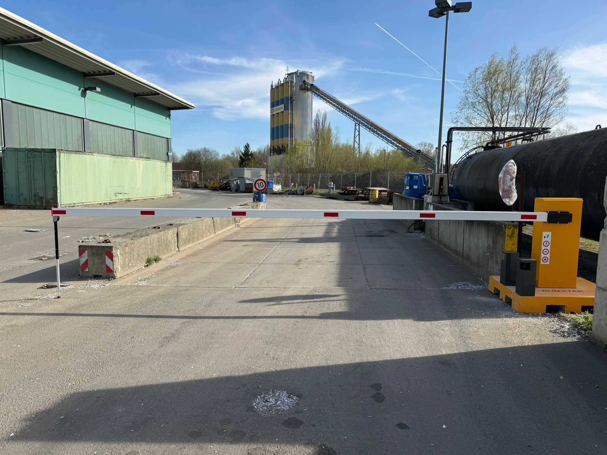 Mobile Schranke vor einem Betriebshof