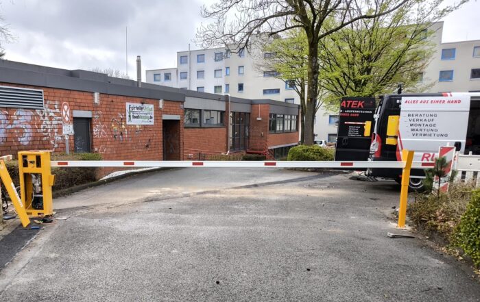 Elektrische Schranke auf Parkplatz vor einem Gebäude