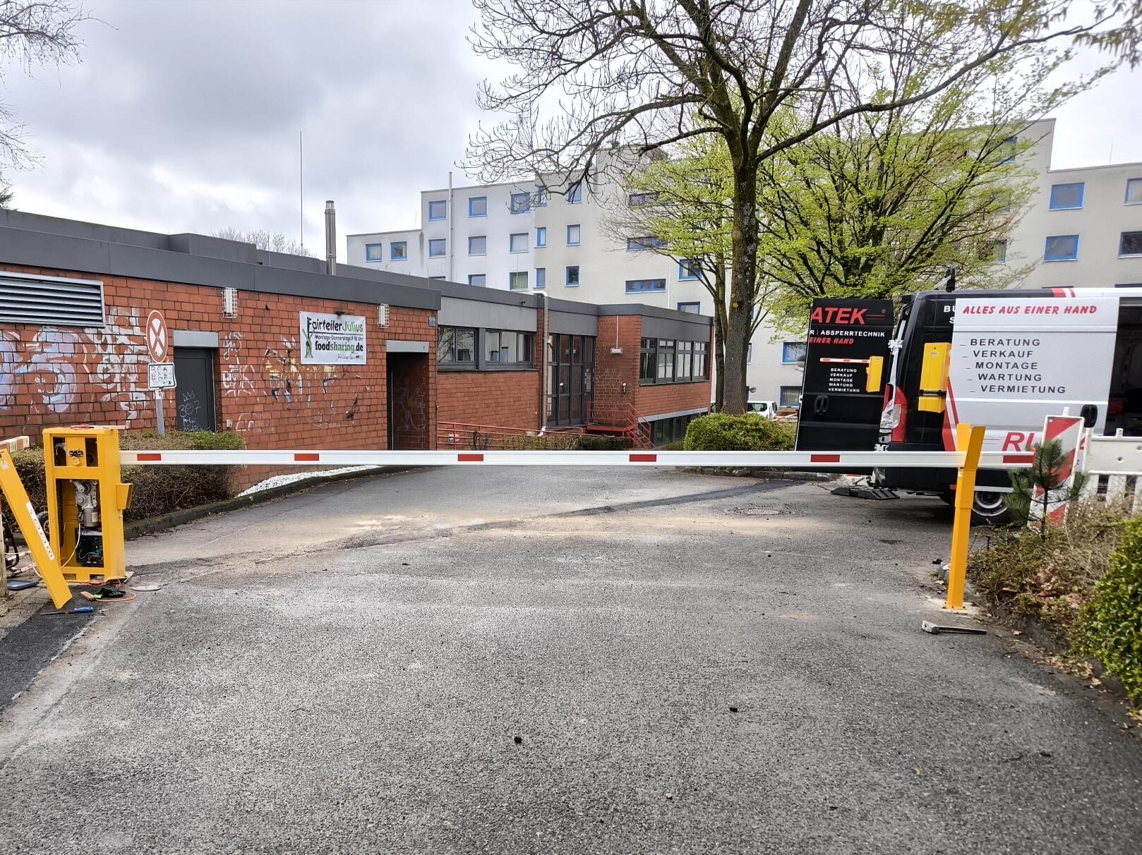 Schranke im Ruhrgebiet Elektrische Schranke auf Parkplatz vor einem Gebäude