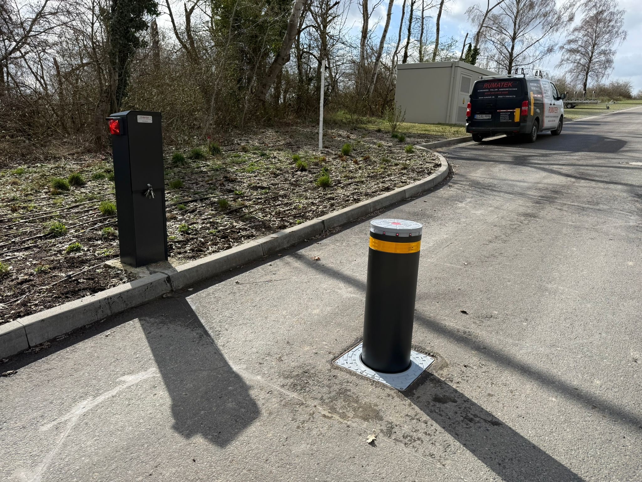 Verkehrspoller Hoteleinfahrt Kiedrich Ein versenkbarer Poller vor einem Transporter