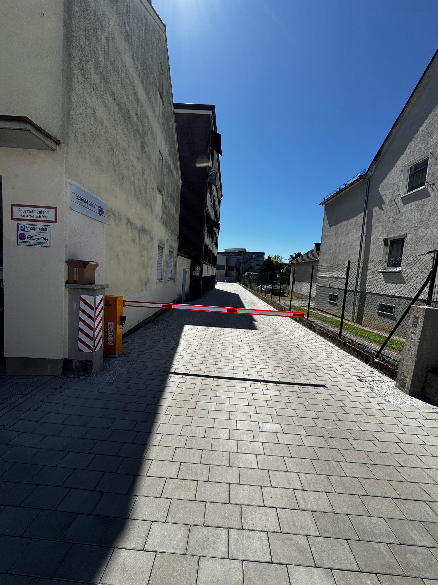Rot-weiße Schranke sichert Zufahrt ab