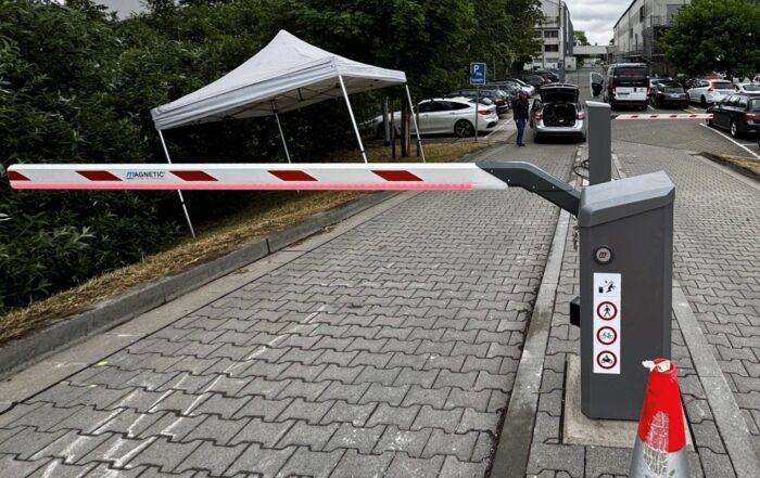 2 Schranken sichern Zufahrt zu einem Parkplatz