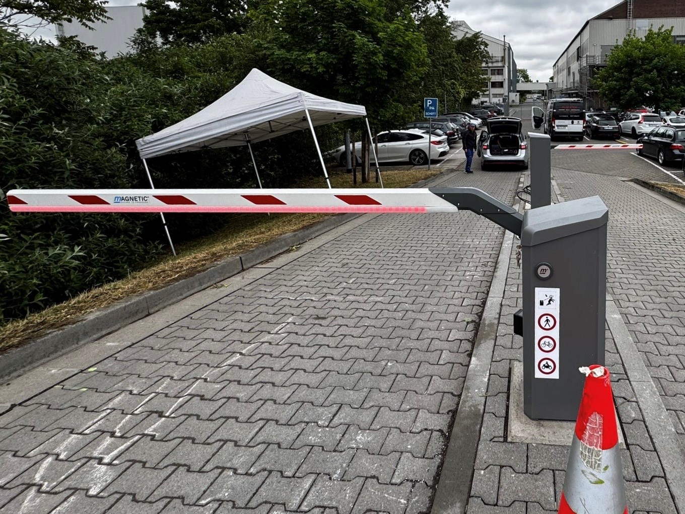 2 Schranken sichern Zufahrt zu einem Parkplatz