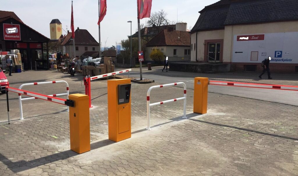 Schrankenanlage an Betriebszufahrt als Teil eines Zufahrtskontrollsystems.