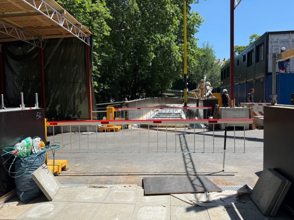 Zwei automatische Schrankenanlagen auf einer Baustelle