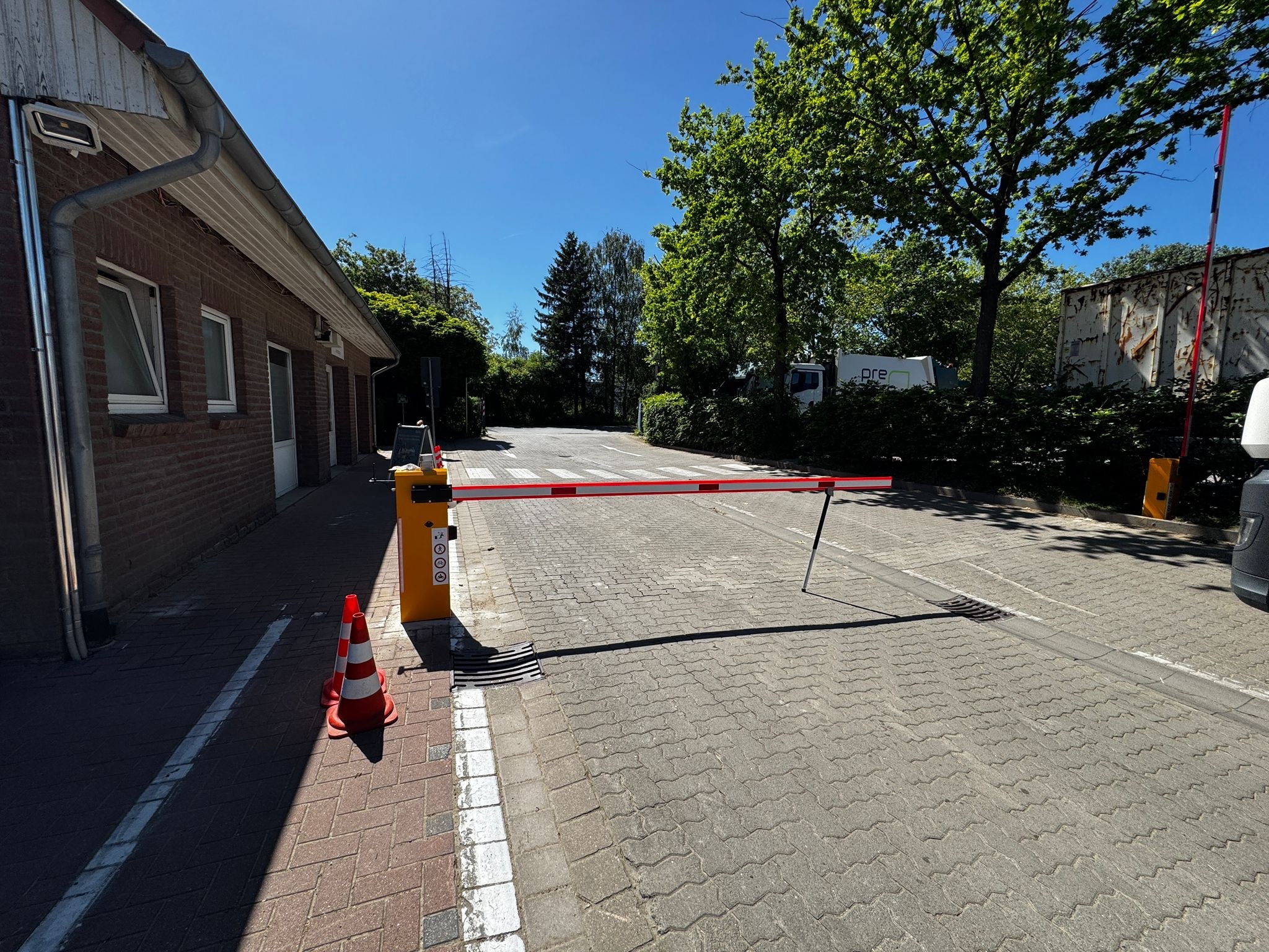 Schranke vor einer Zufahrt zu einem Betriebsgelände