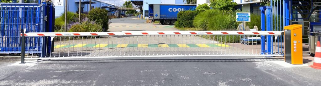 Schrankenanlage an gesicherter Zufahrt zu Industrie- oder Firmengelände.