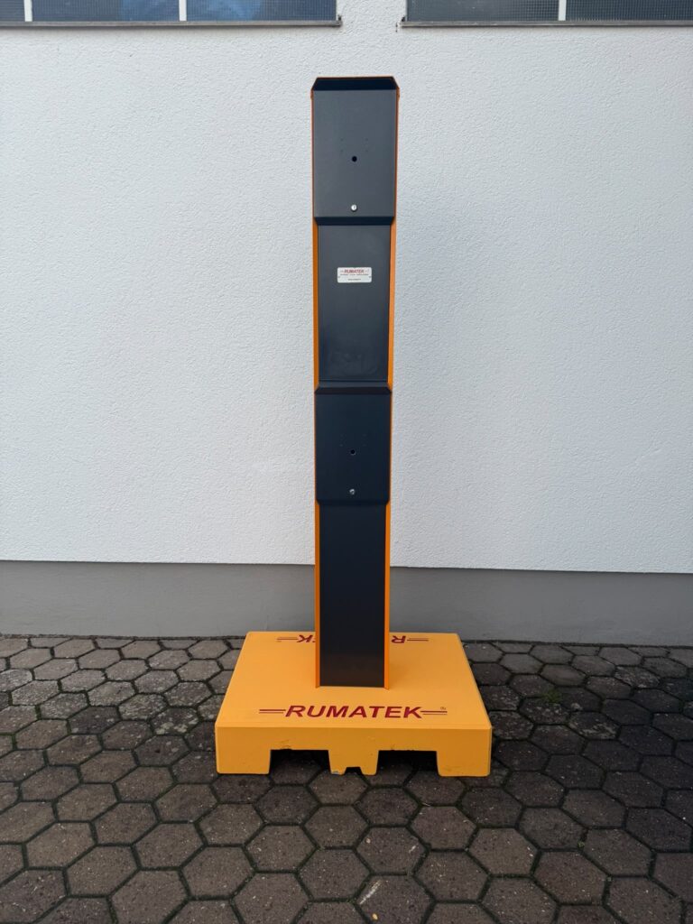 Mobile Bediensäule für LKW und PKW auf orangefarbener Fundamentplatte