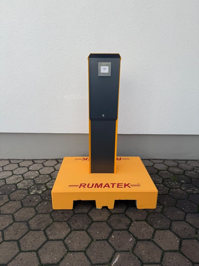 Mobile Bediensäule für PKW und Personen auf orangefarbener Fundamentplatte